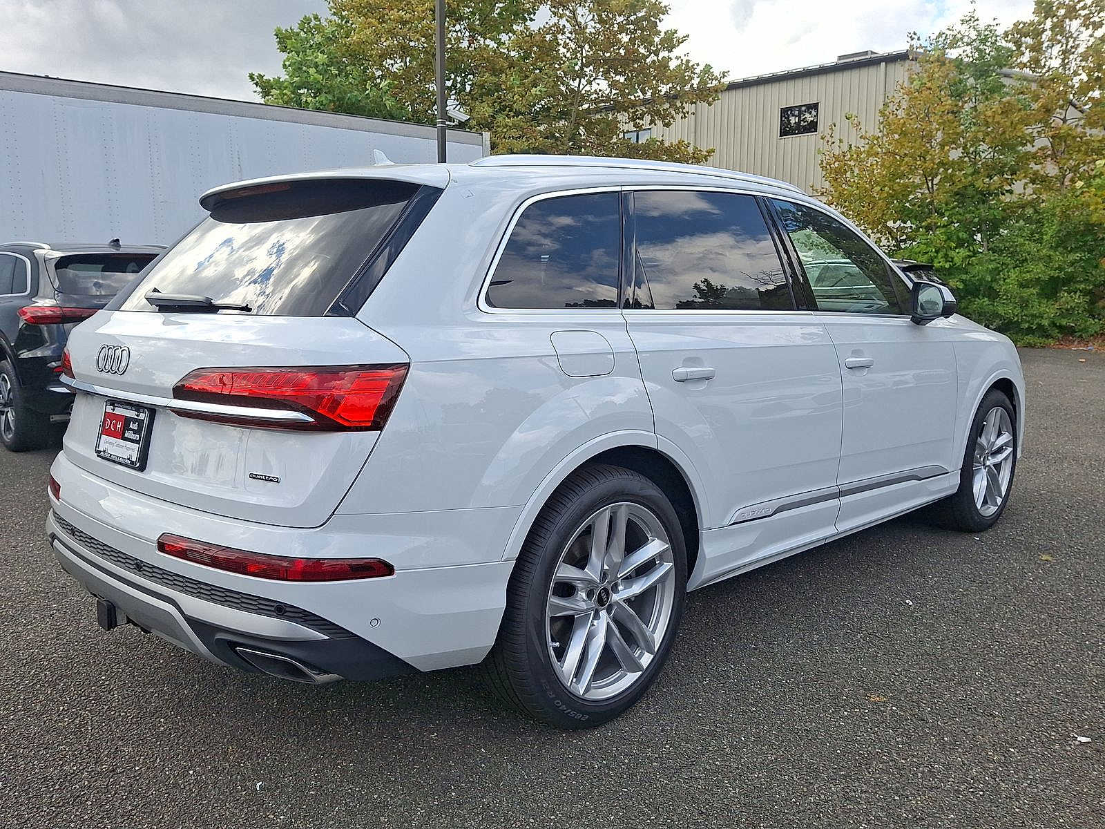 Thumbnail: 2025 Audi Q7 - 12