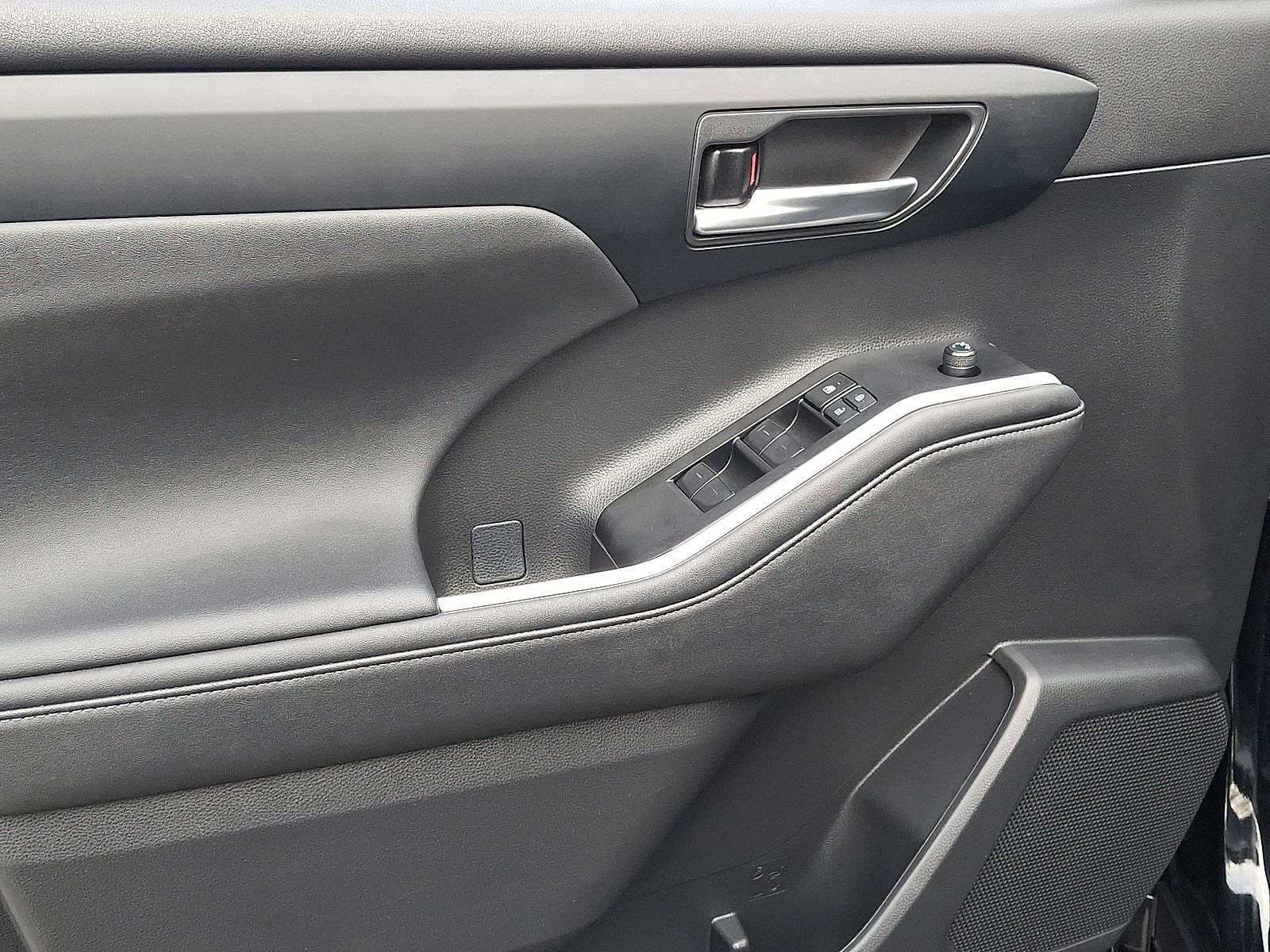 Thumbnail: 2023 Toyota Highlander - 10