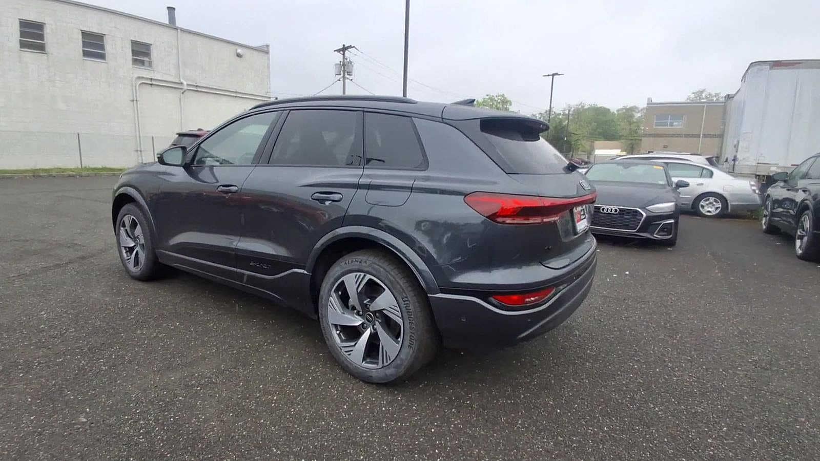 Thumbnail: 2025 Audi Q6 e-tron - 6