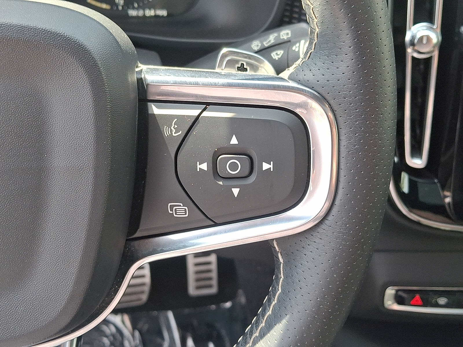 Thumbnail: 2019 Volvo XC40 - 18