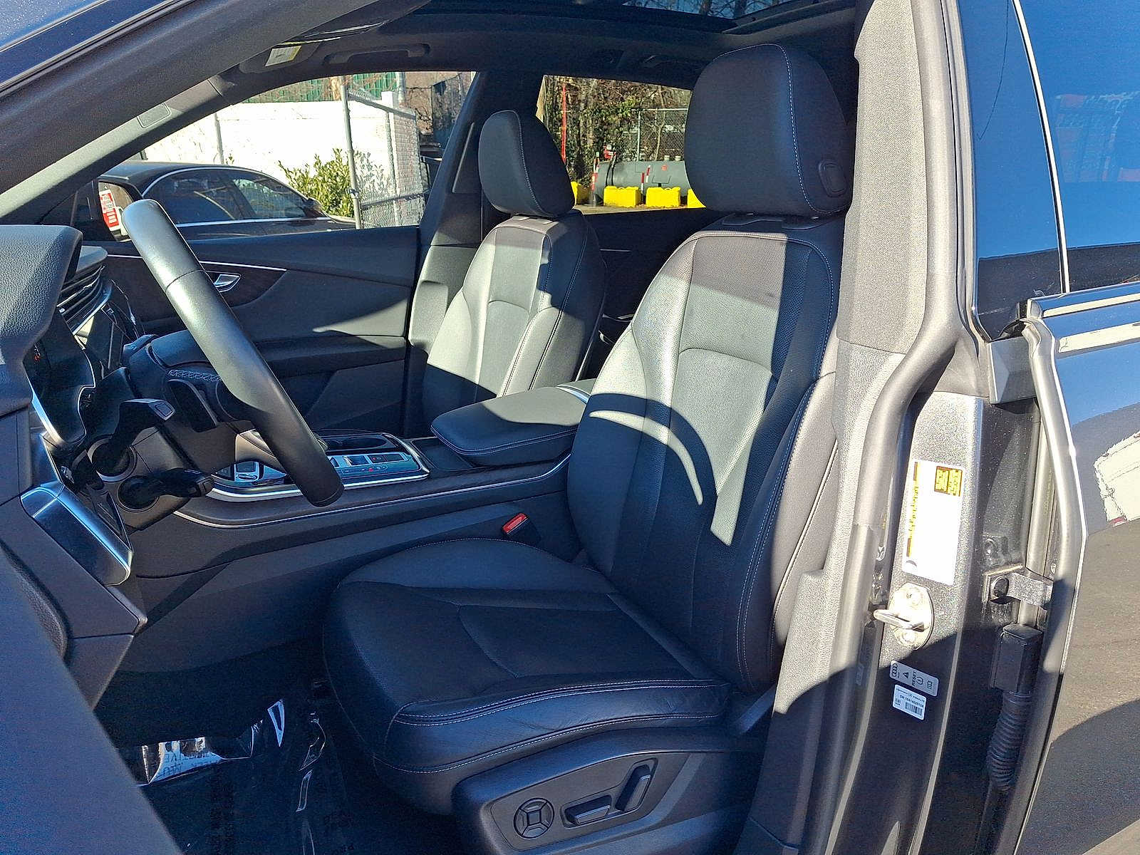 Thumbnail: 2021 Audi Q8 - 11