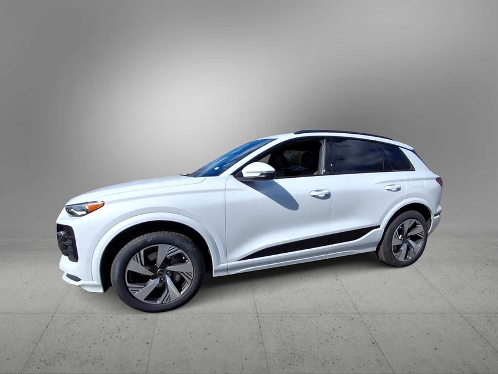 Thumbnail: 2025 Audi Q6 e-tron - 4
