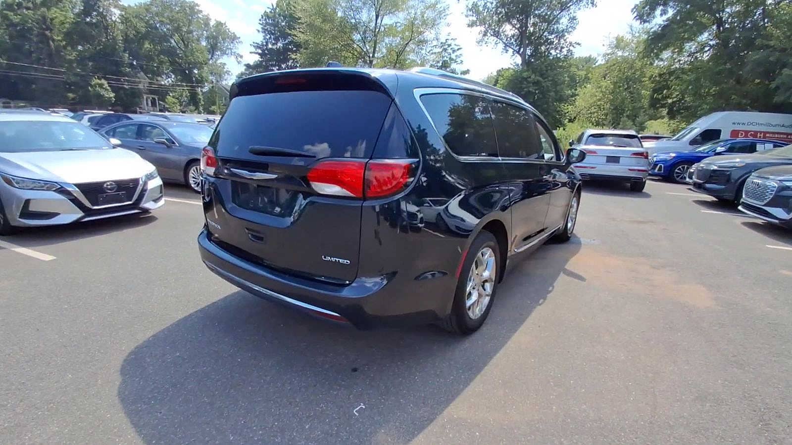 Thumbnail: 2017 Chrysler Pacifica - 8