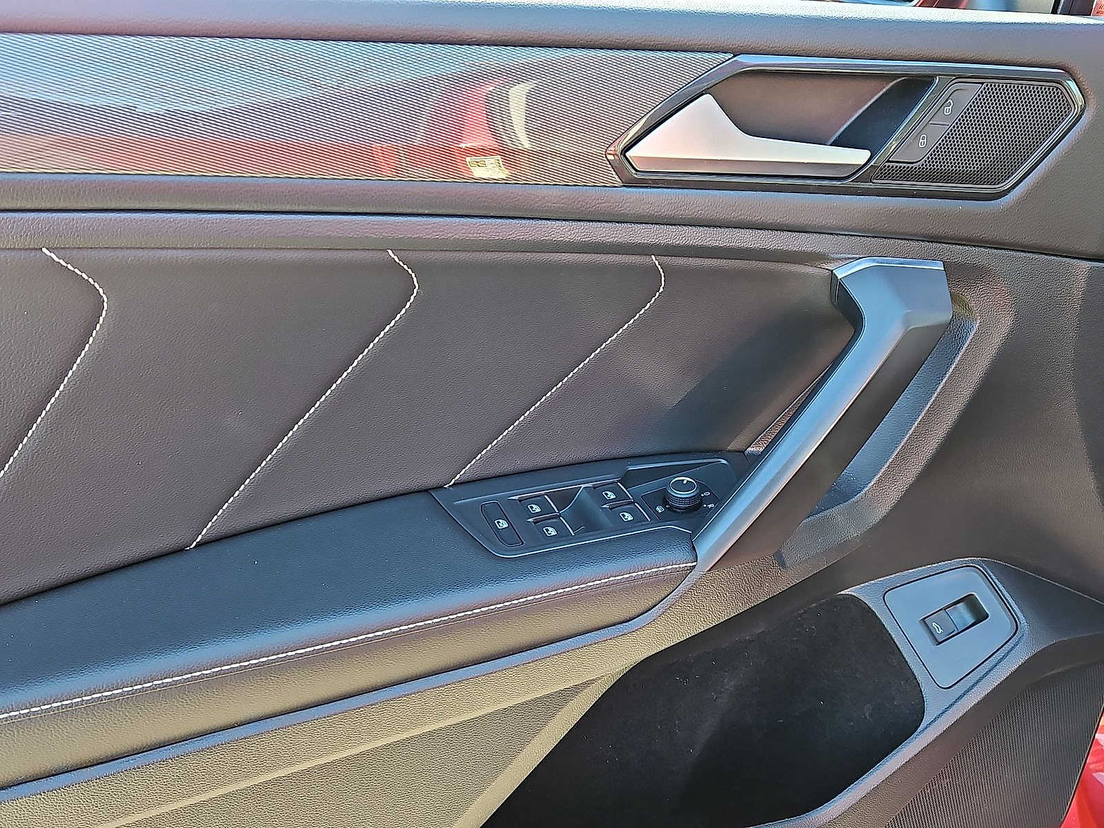 Thumbnail: 2022 Volkswagen Tiguan - 10