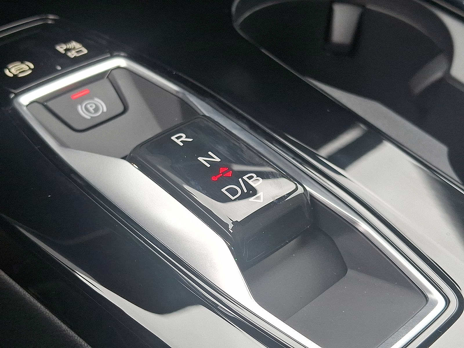 Thumbnail: 2025 Audi Q6 e-tron - 14