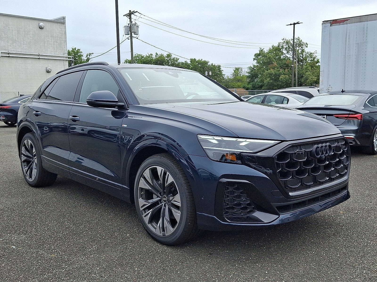 Thumbnail: 2025 Audi Q8 - 10