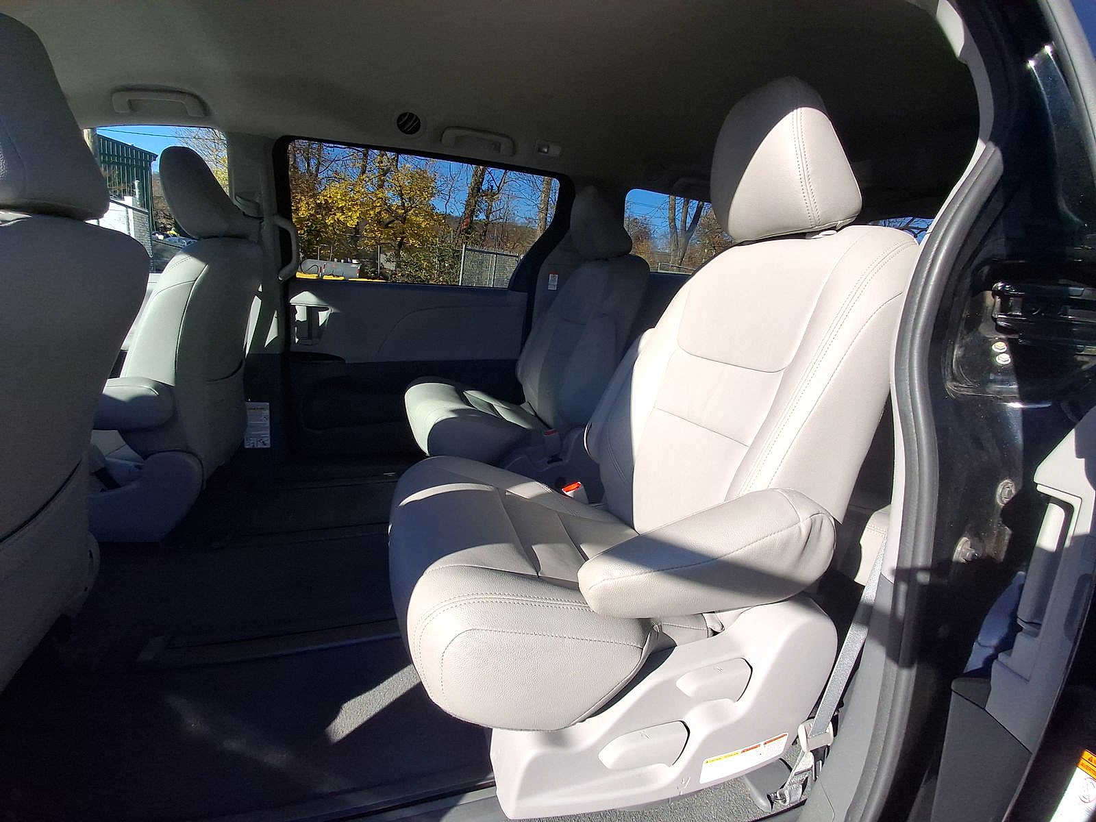 Thumbnail: 2020 Toyota Sienna - 20