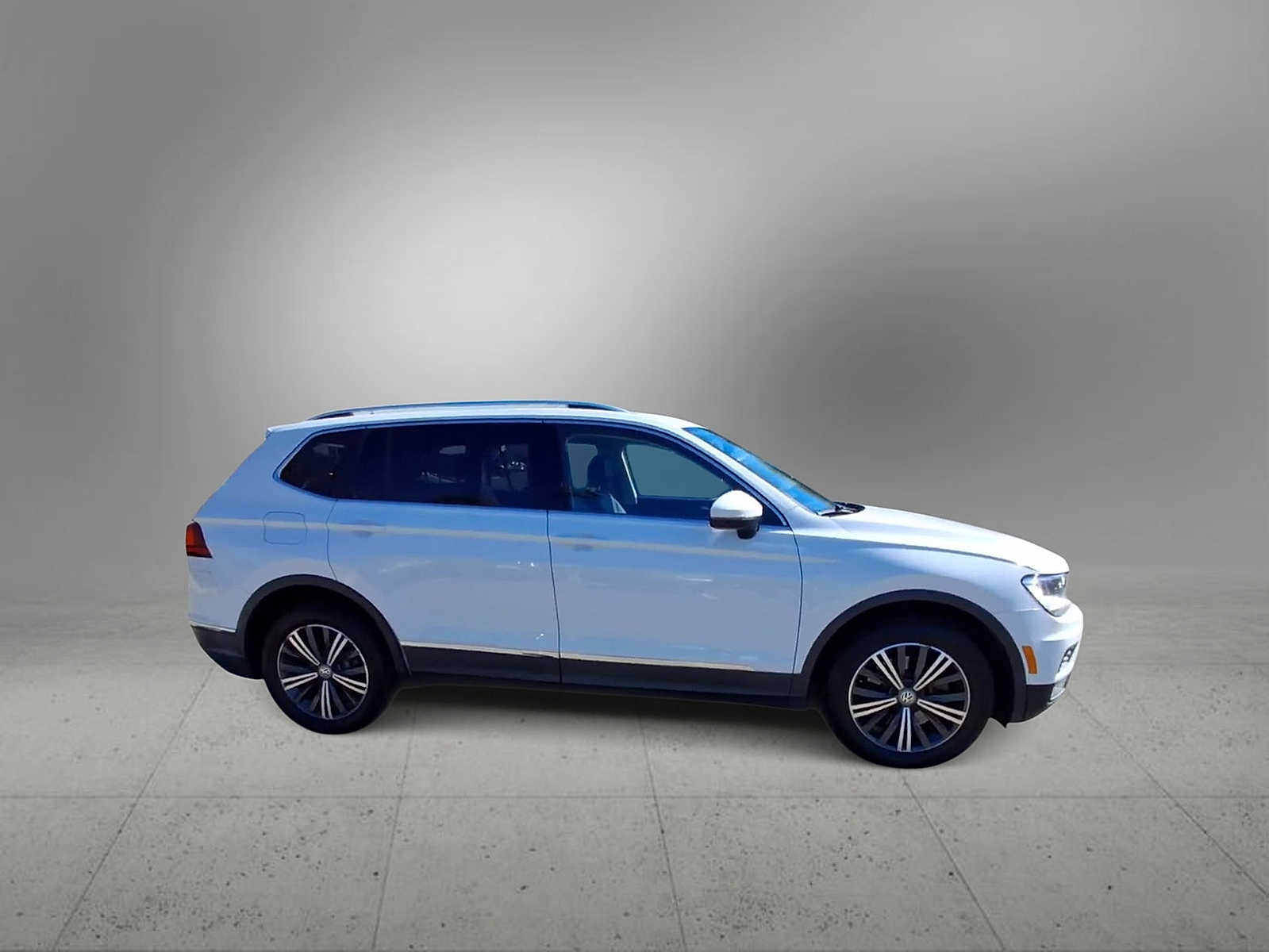 Thumbnail: 2018 Volkswagen Tiguan - 9
