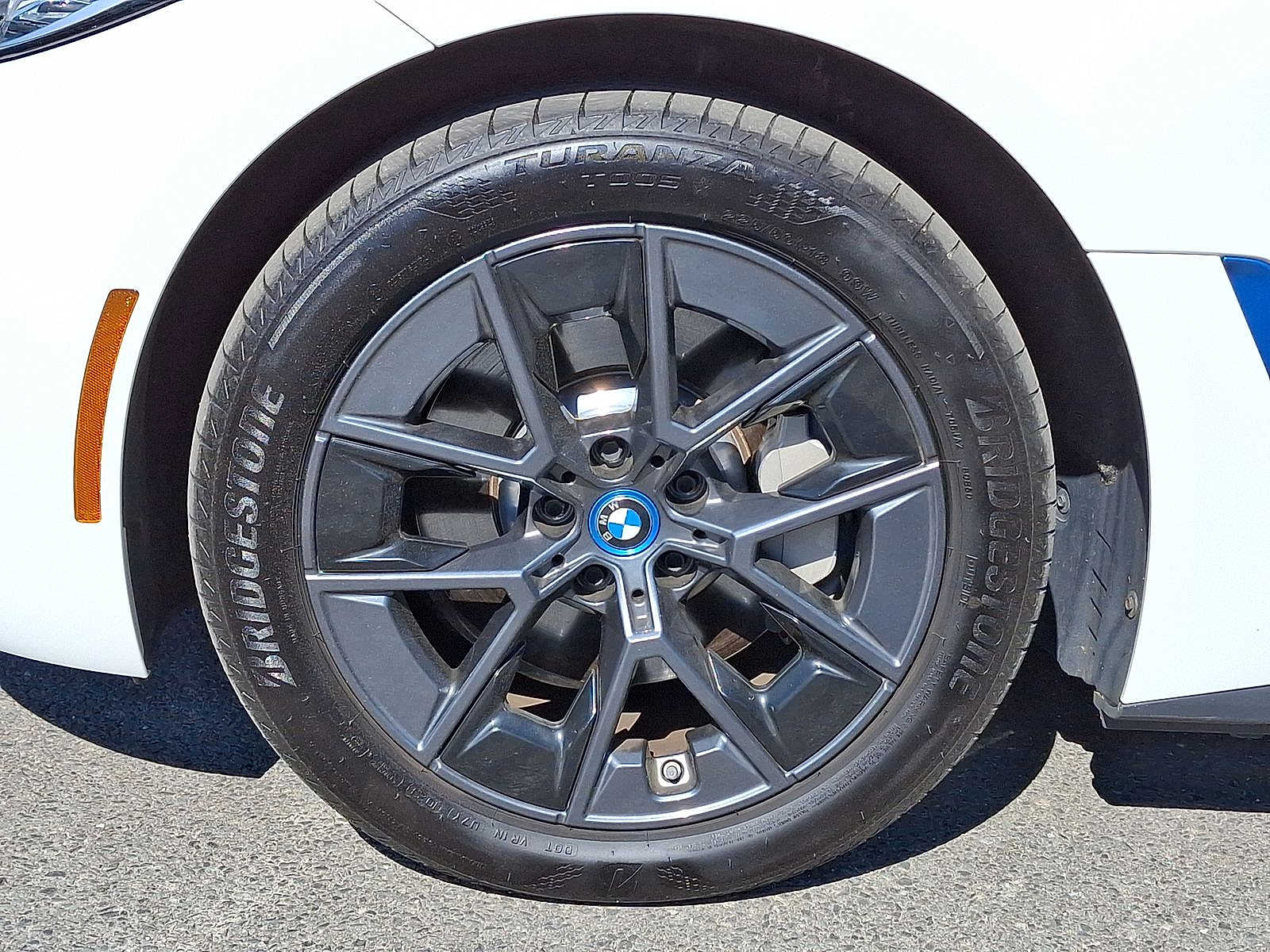 Thumbnail: 2023 BMW i4 - 25