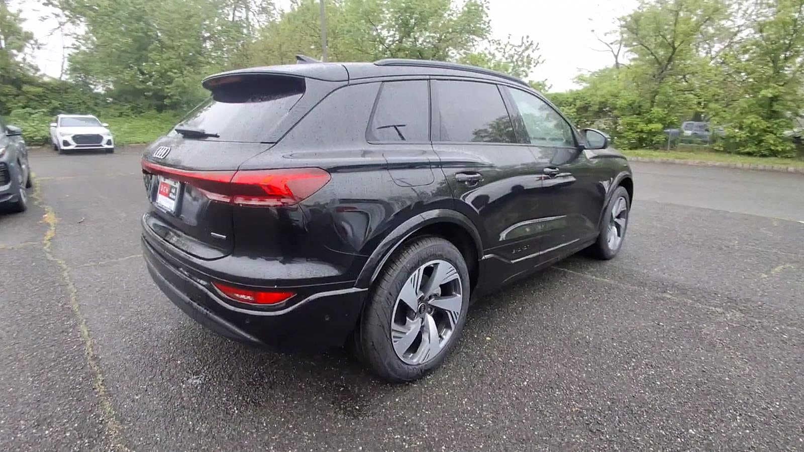 Thumbnail: 2025 Audi Q6 e-tron - 8