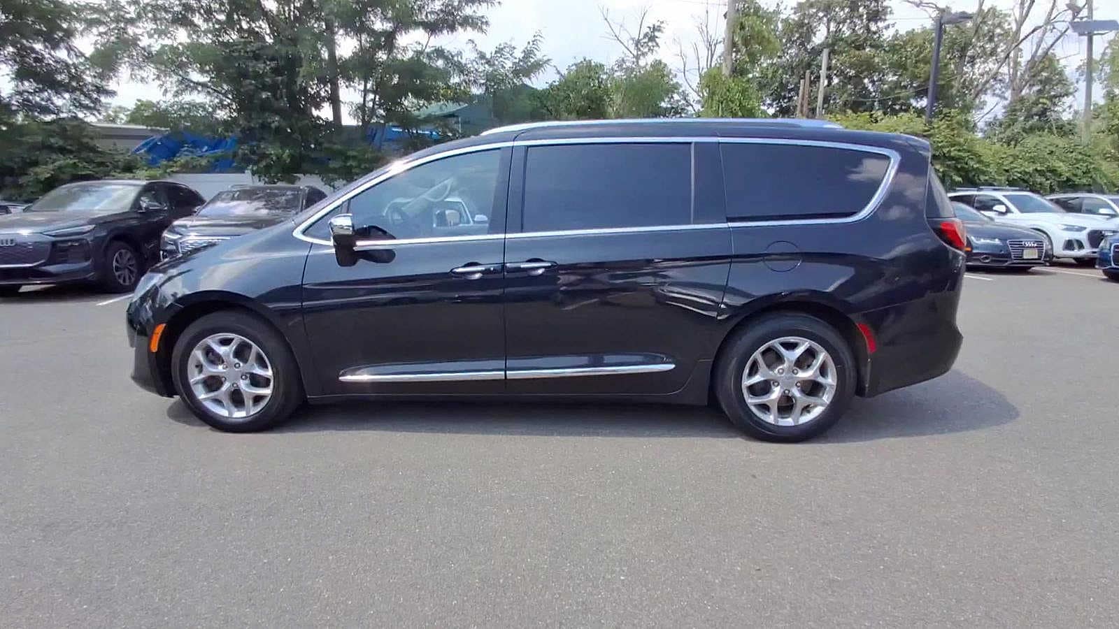 Thumbnail: 2017 Chrysler Pacifica - 5