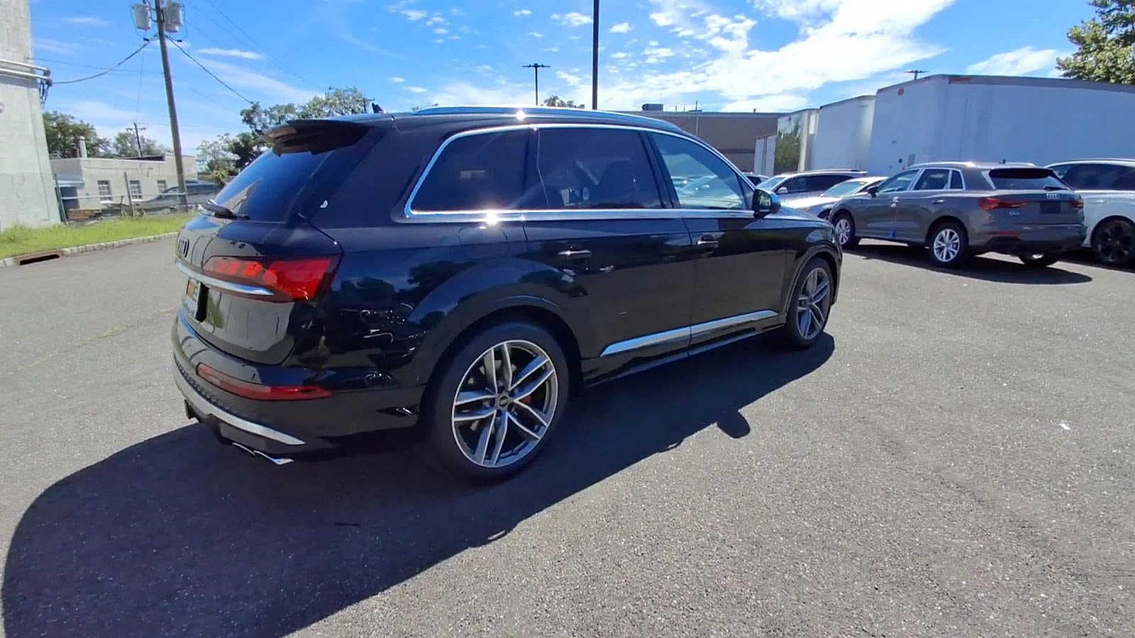 Thumbnail: 2025 Audi SQ7 - 8
