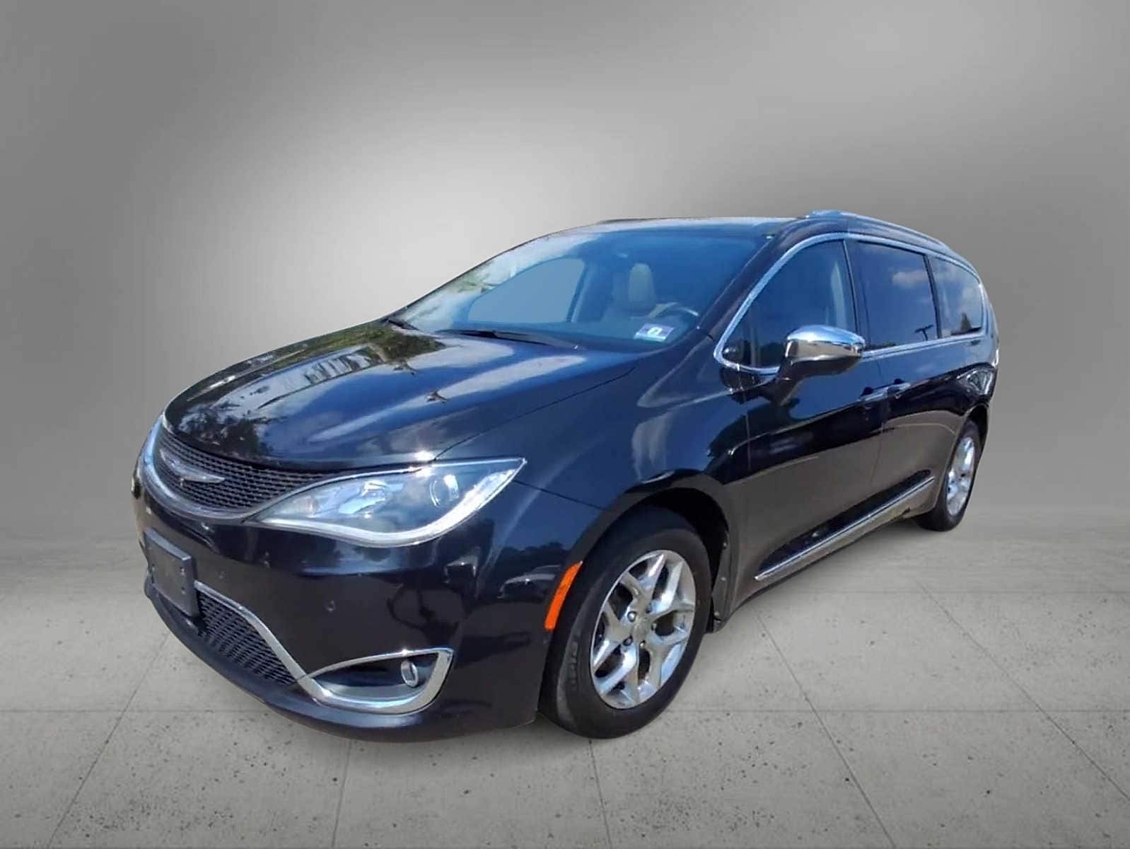 Thumbnail: 2017 Chrysler Pacifica - 4