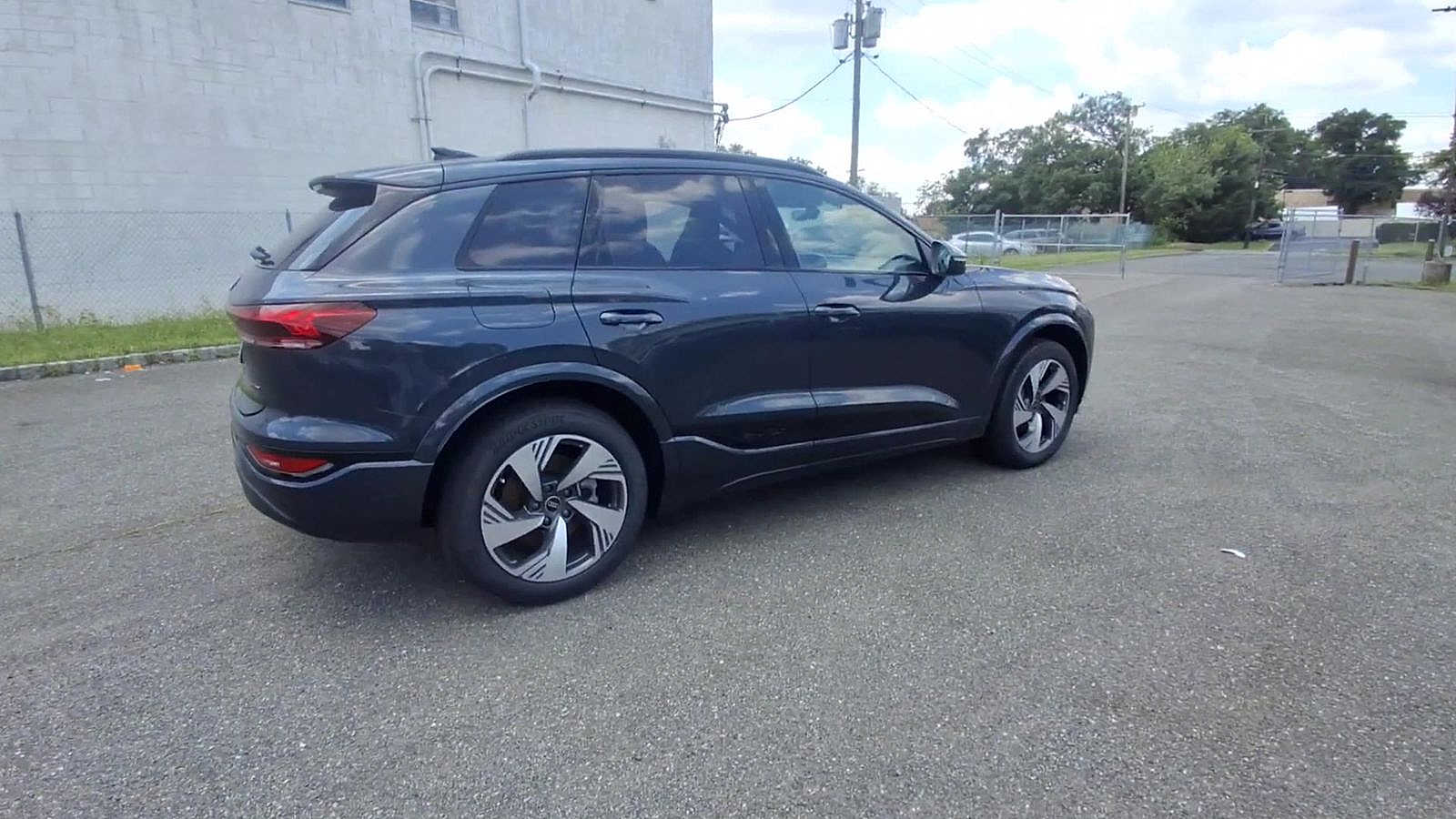 Thumbnail: 2025 Audi Q6 e-tron - 8