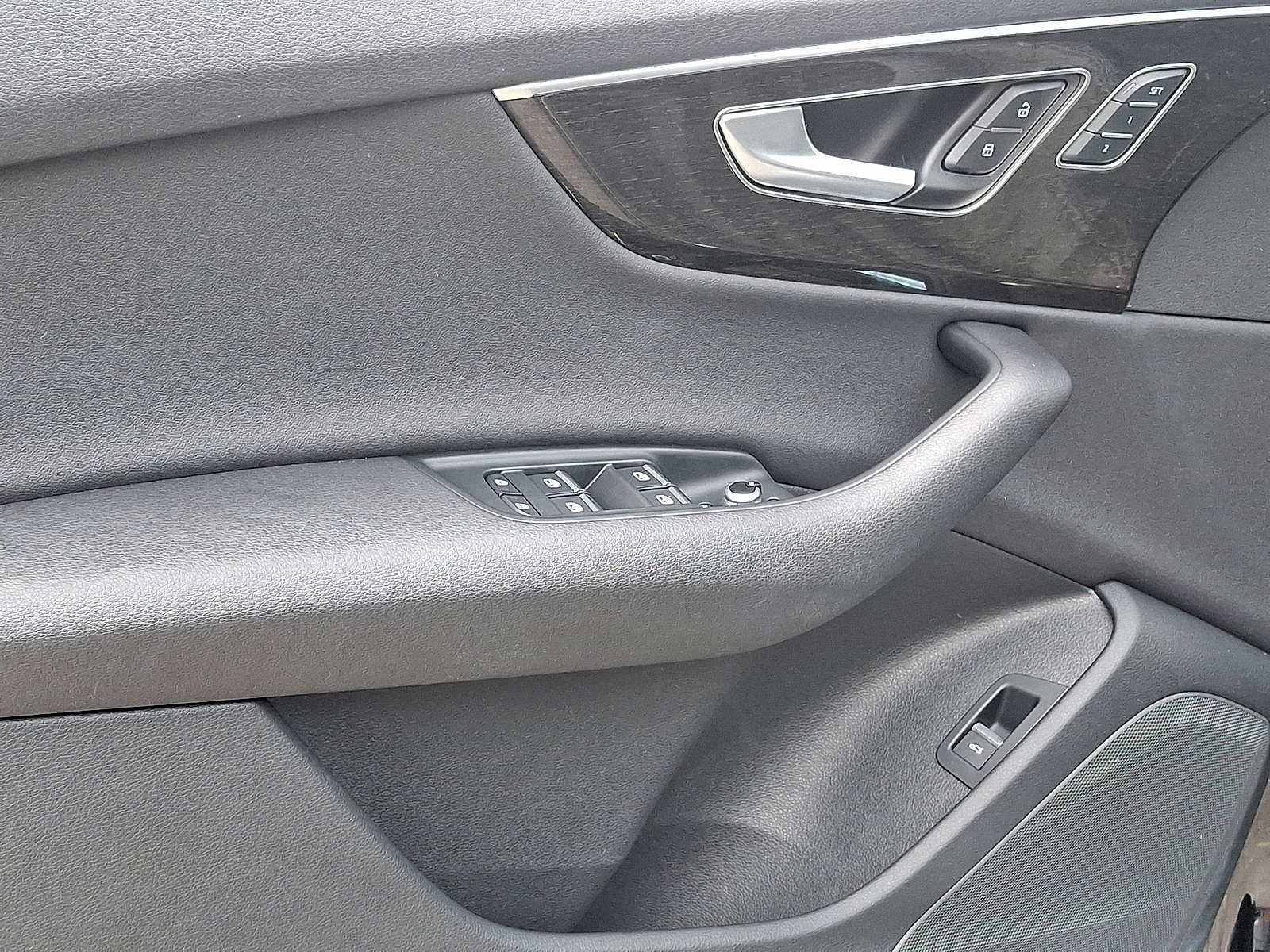 Thumbnail: 2023 Audi Q7 - 10