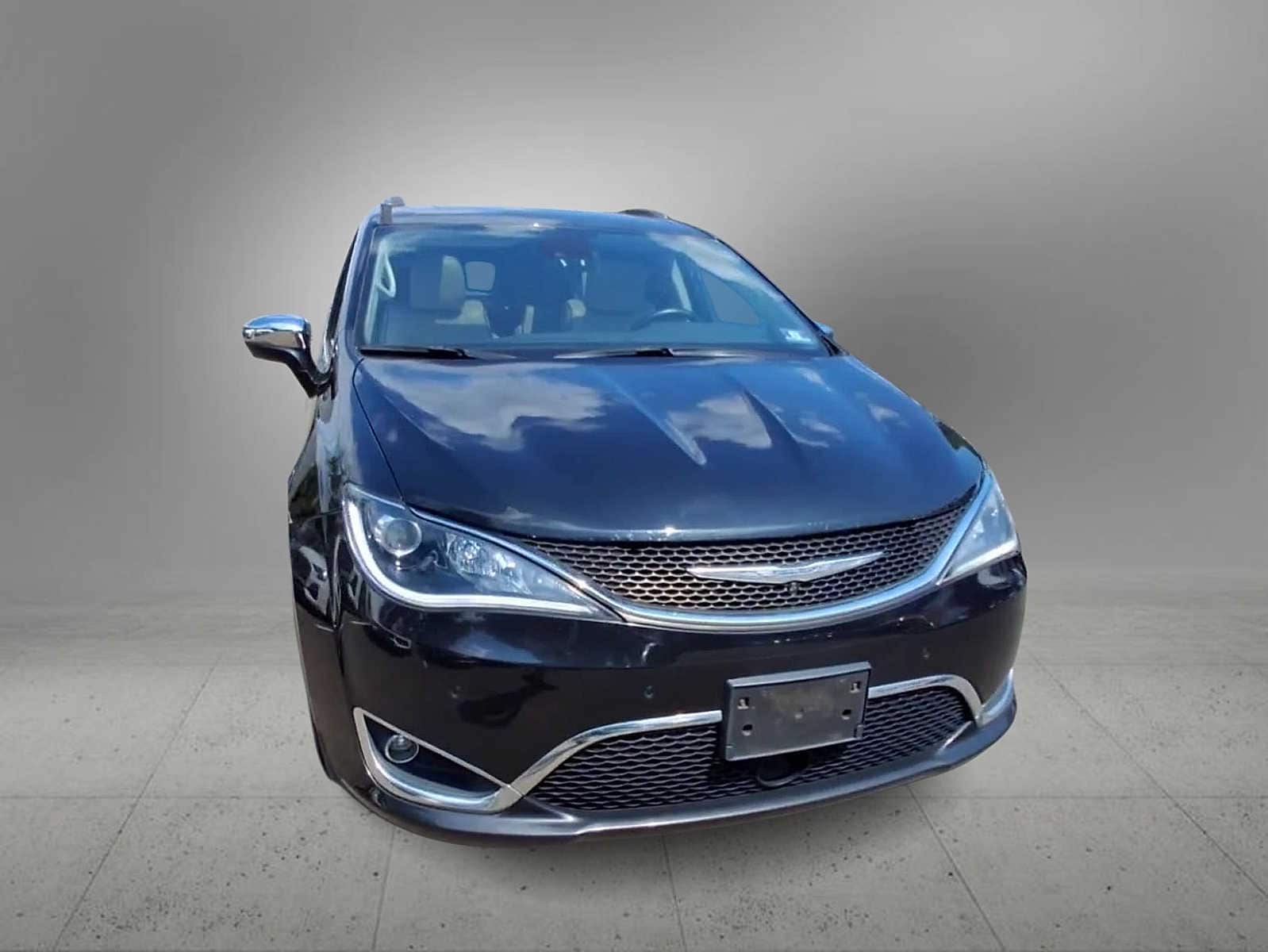 Thumbnail: 2017 Chrysler Pacifica - 3