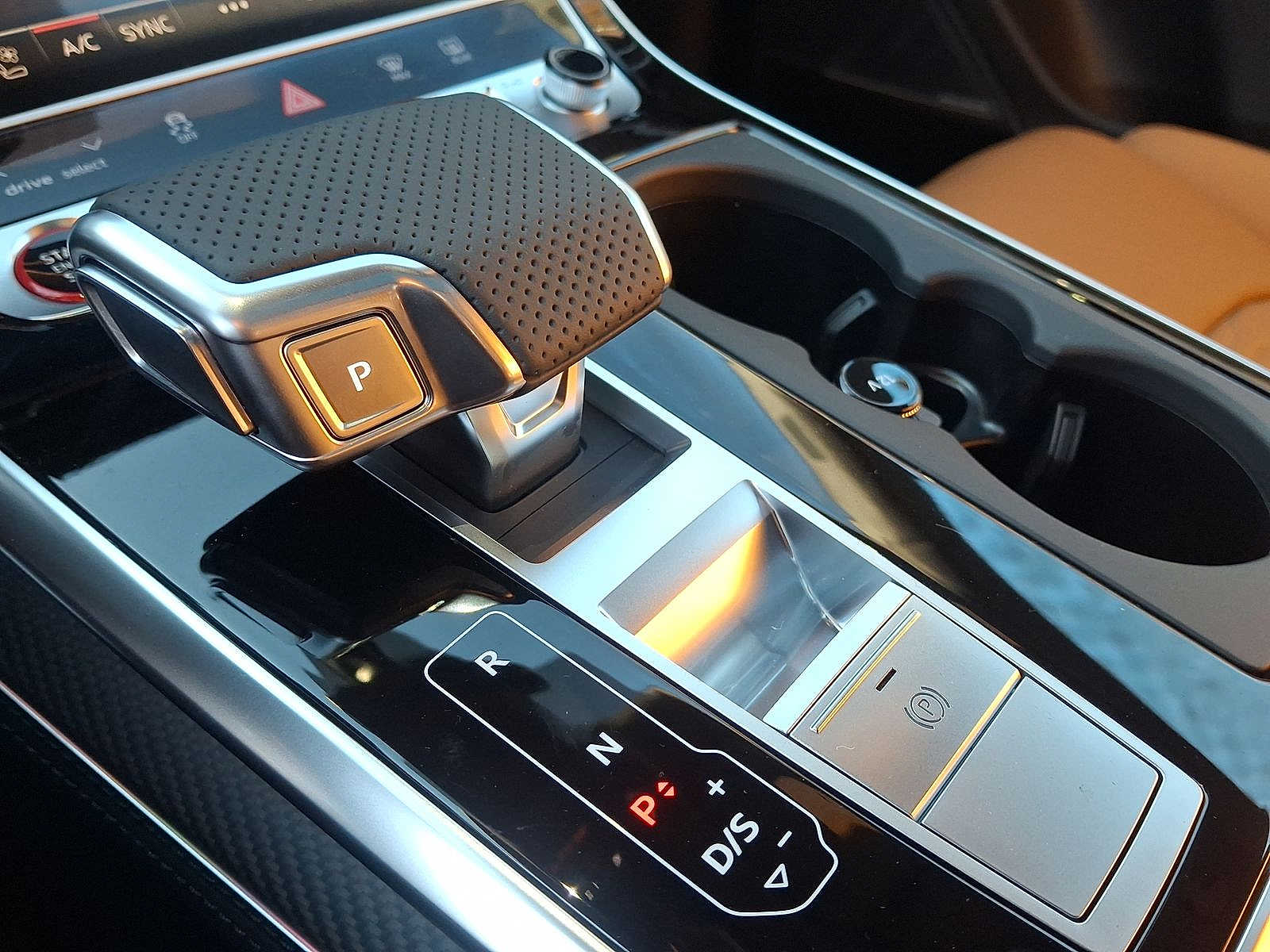 Thumbnail: 2026 Audi RS Q8 - 14