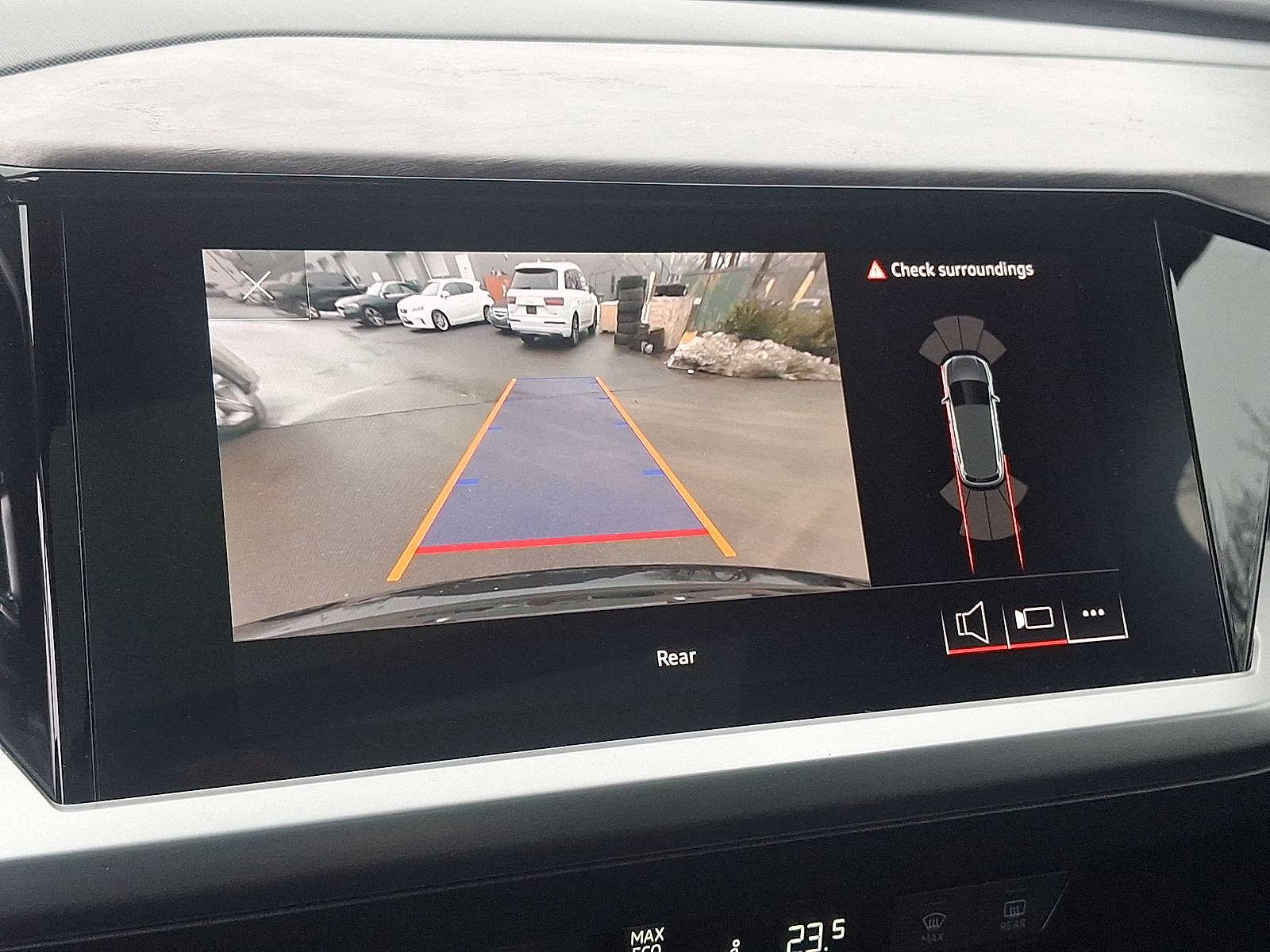 Thumbnail: 2022 Audi Q4 e-tron - 15