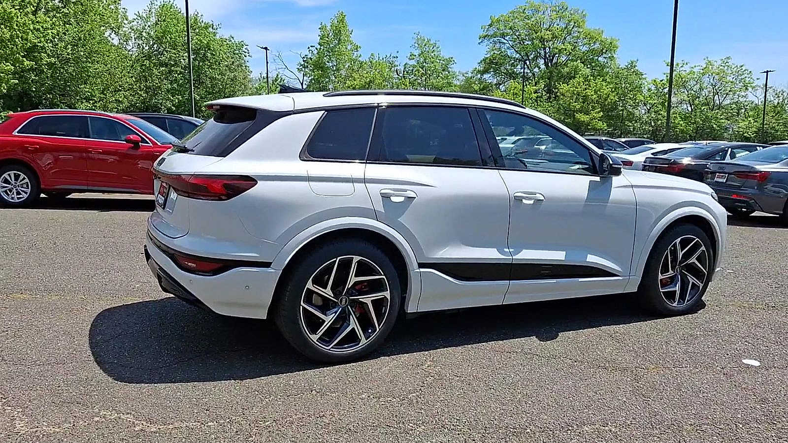 Thumbnail: 2025 Audi SQ6 e-tron - 8