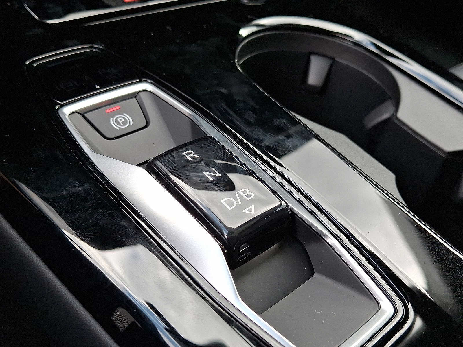 Thumbnail: 2025 Audi e-tron S - 15