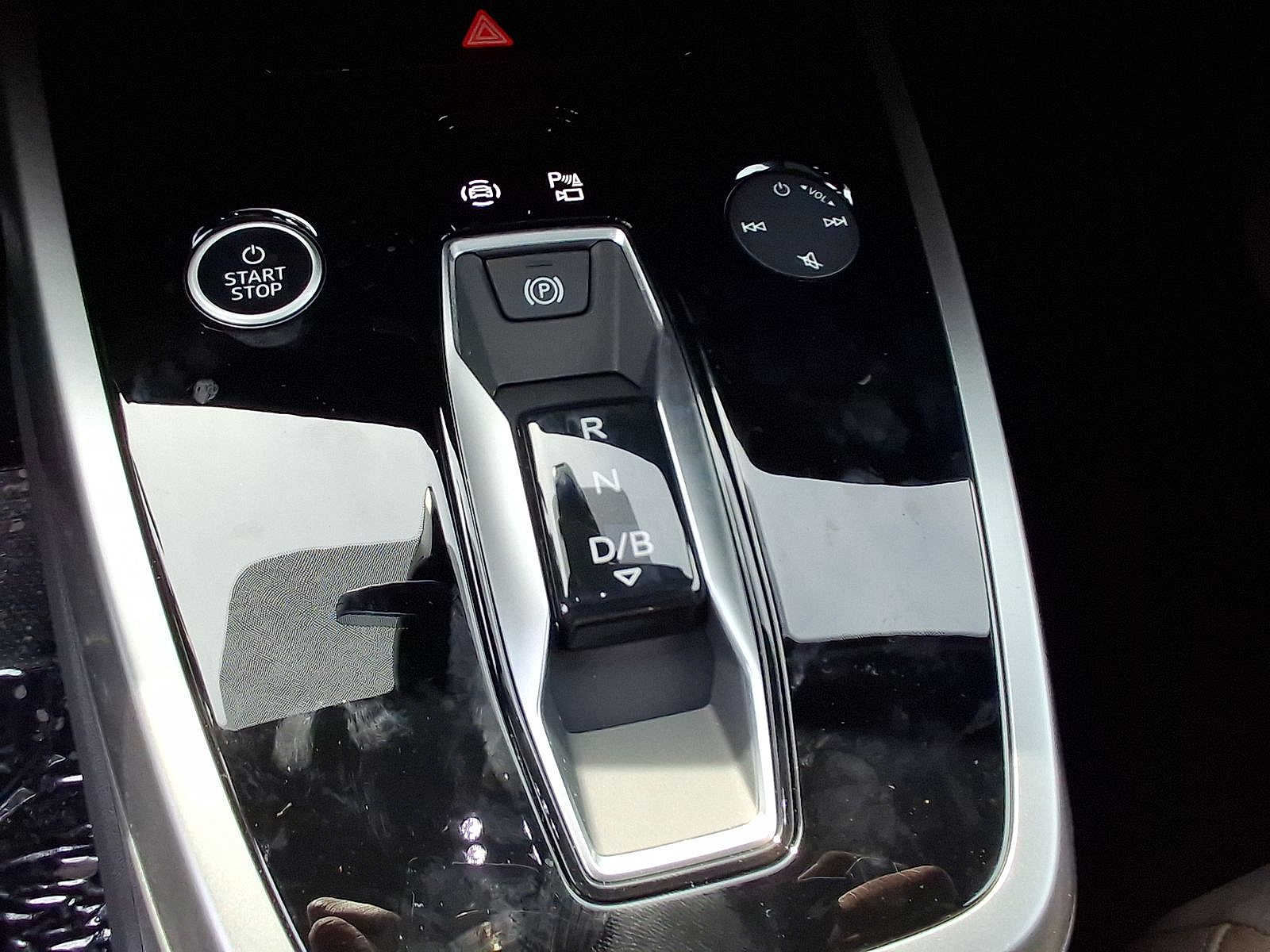 Thumbnail: 2025 Audi Q4 e-tron - 15