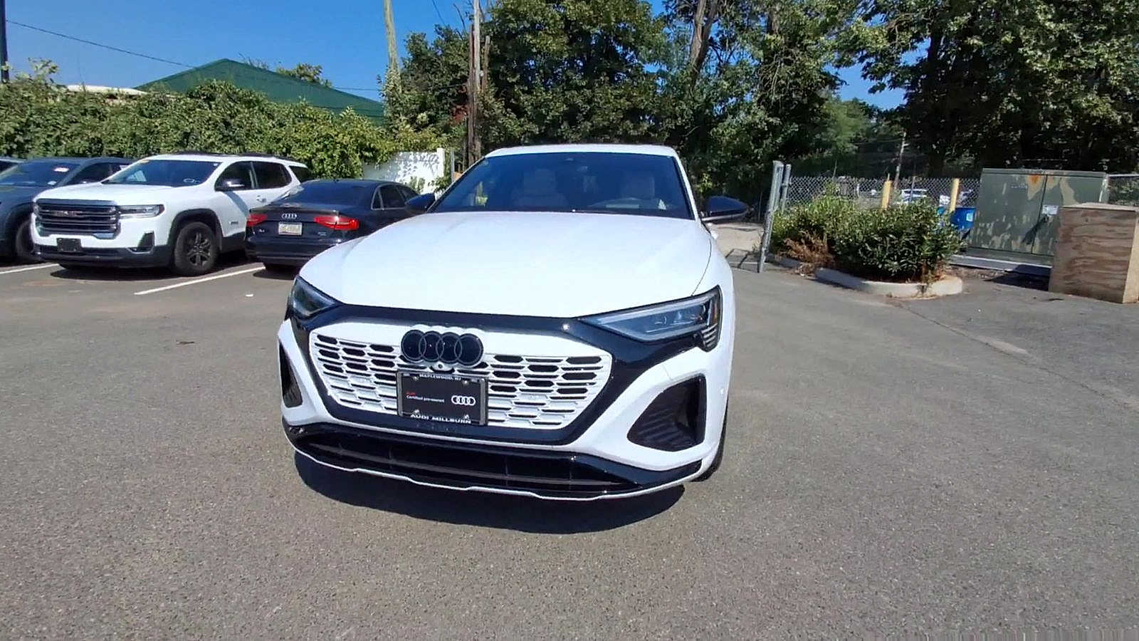 Thumbnail: 2024 Audi Q8 e-tron - 3