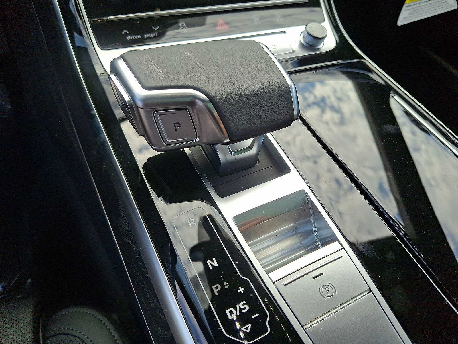 Thumbnail: 2025 Audi A8 - 15