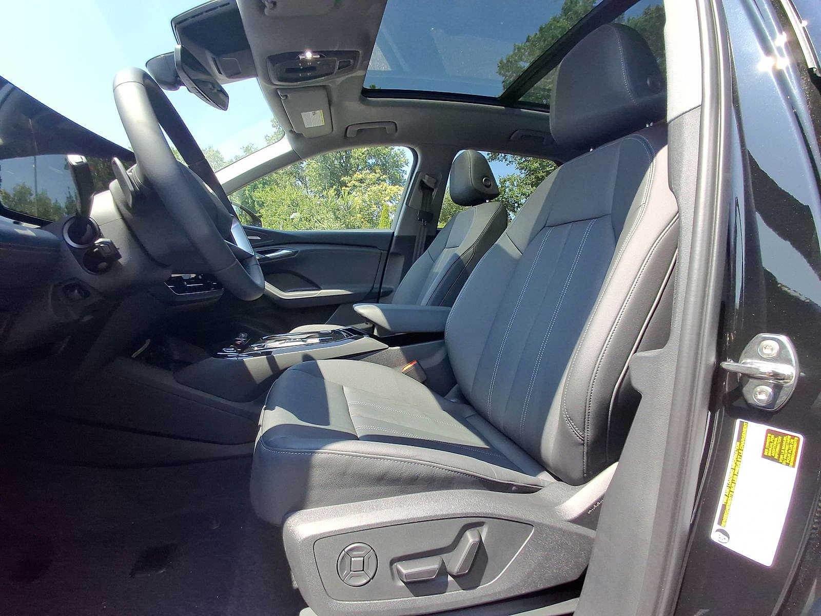 Thumbnail: 2025 Audi Q6 e-tron - 14