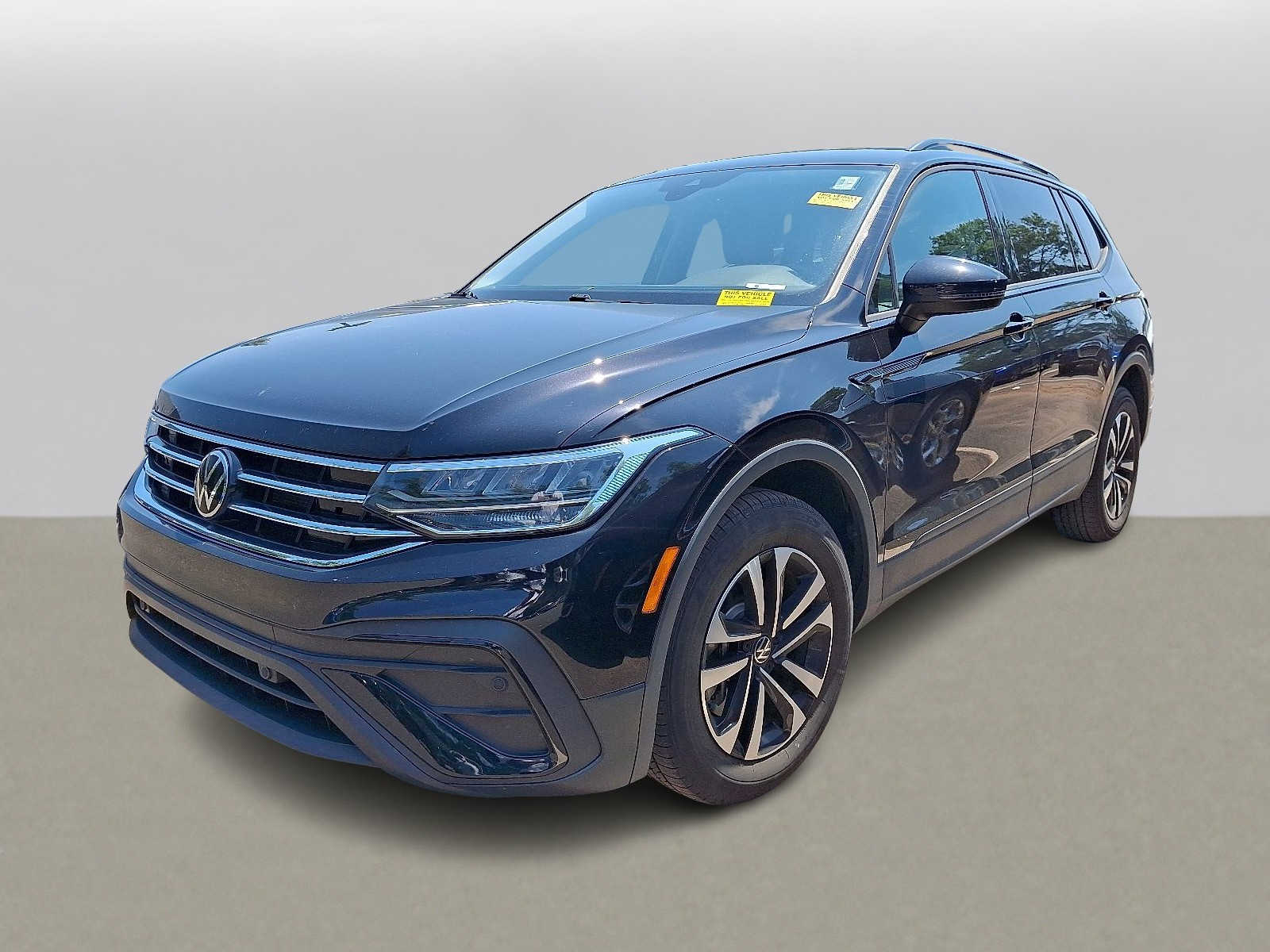 Thumbnail: 2023 Volkswagen Tiguan - 1