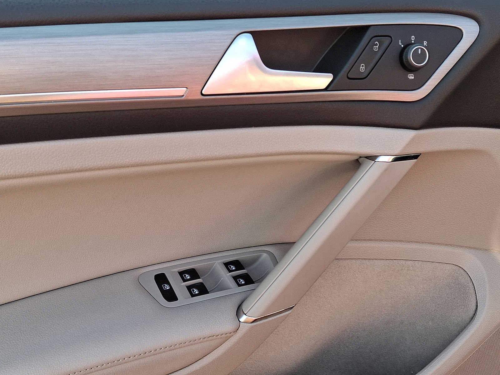 Thumbnail: 2016 Volkswagen Golf - 10