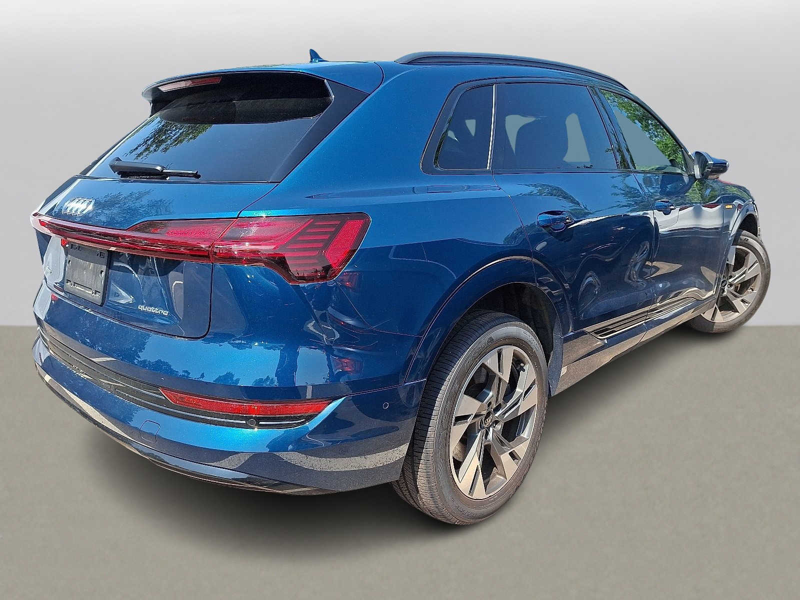 Thumbnail: 2022 Audi e-tron - 3