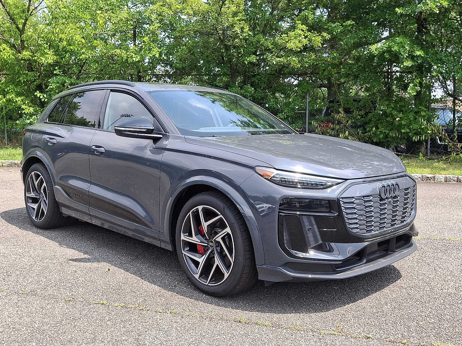 Thumbnail: 2025 Audi SQ6 e-tron - 10