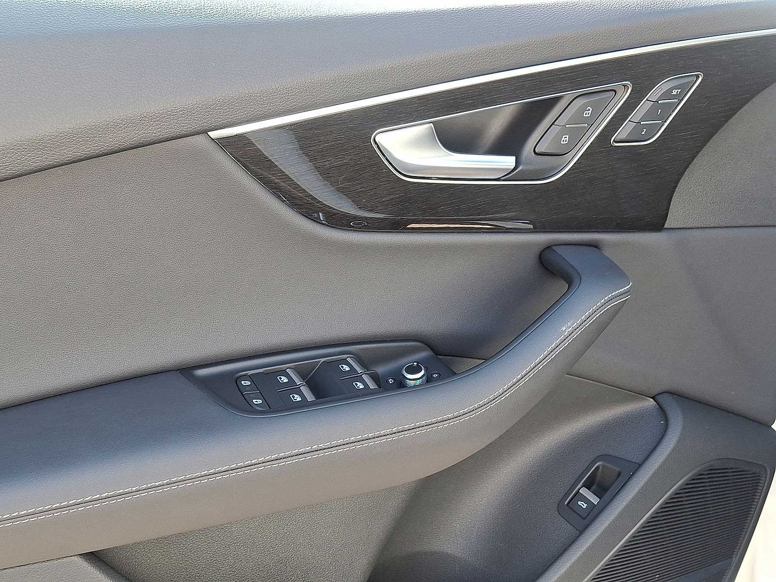 Thumbnail: 2025 Audi Q7 - 10