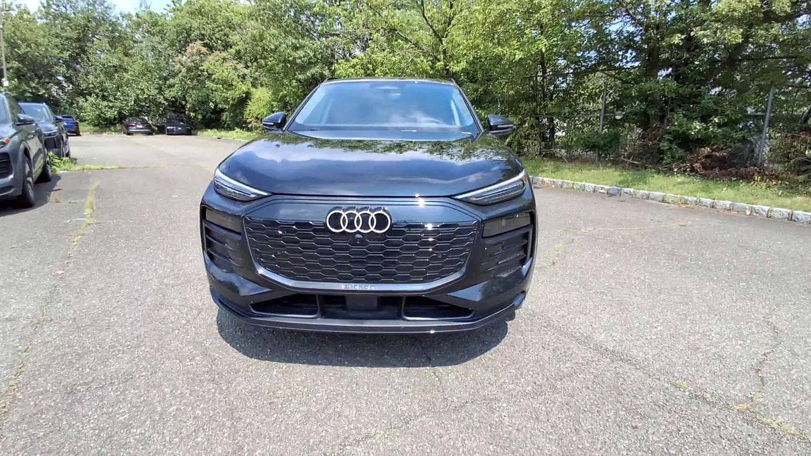 Thumbnail: 2025 Audi Q6 e-tron - 3