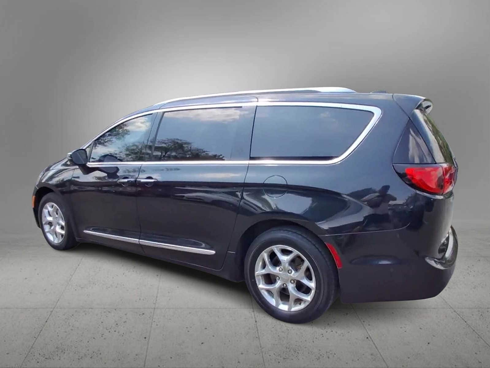 Thumbnail: 2017 Chrysler Pacifica - 6
