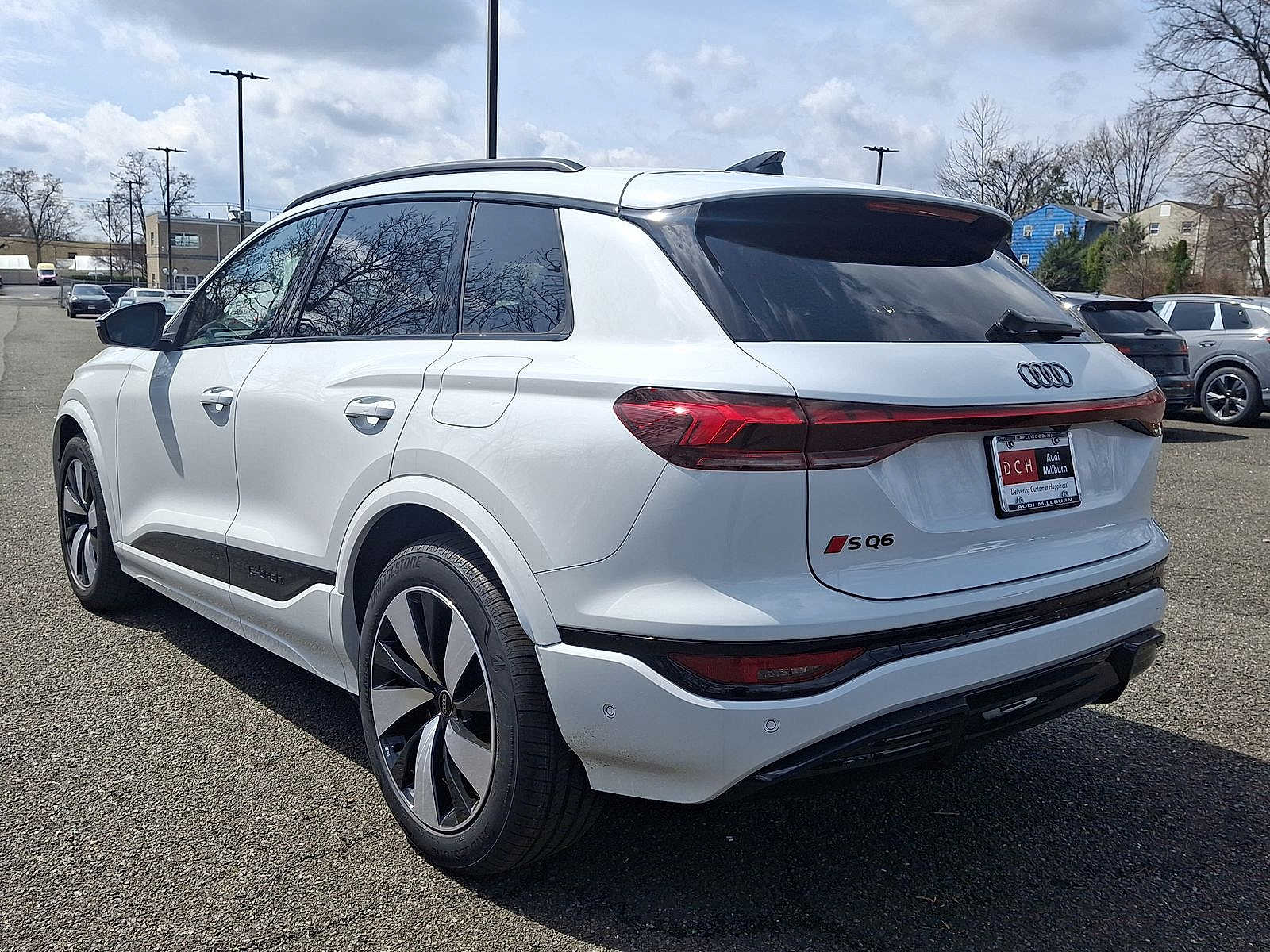 Thumbnail: 2025 Audi SQ6 e-tron - 11