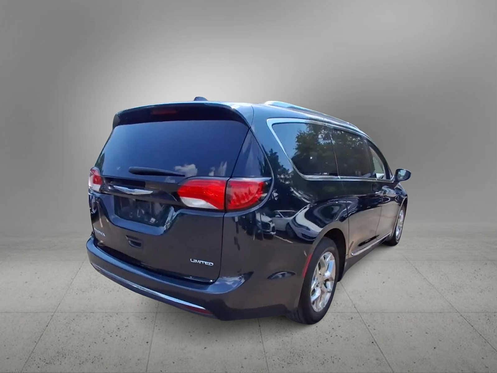 Thumbnail: 2017 Chrysler Pacifica - 8