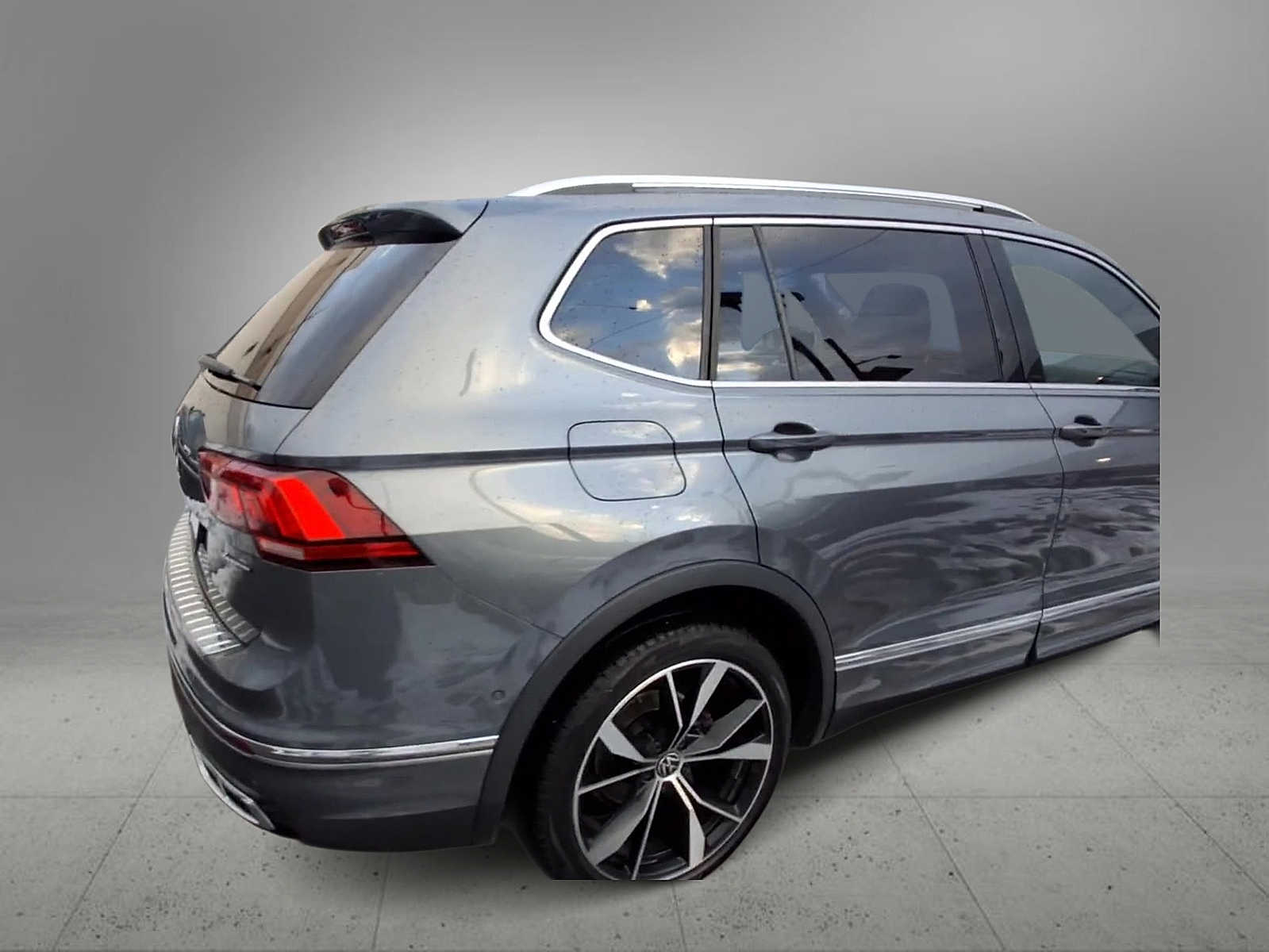 Thumbnail: 2022 Volkswagen Tiguan - 8