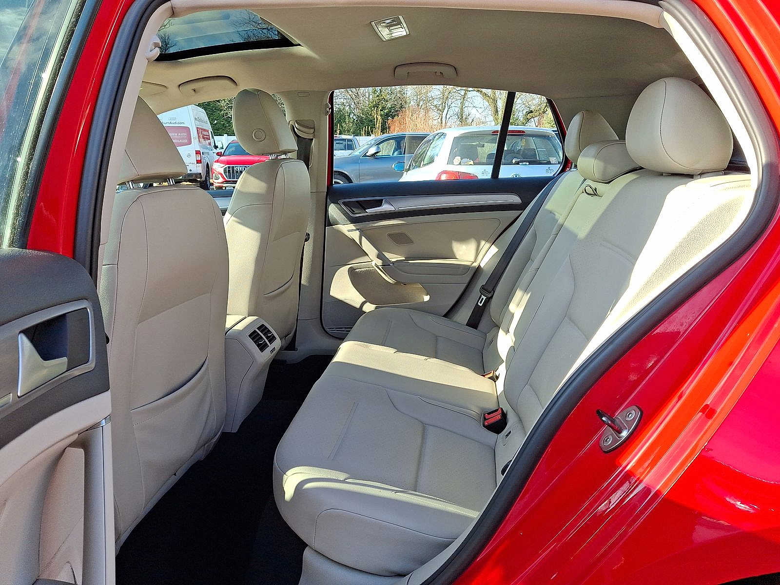 Thumbnail: 2016 Volkswagen Golf - 20