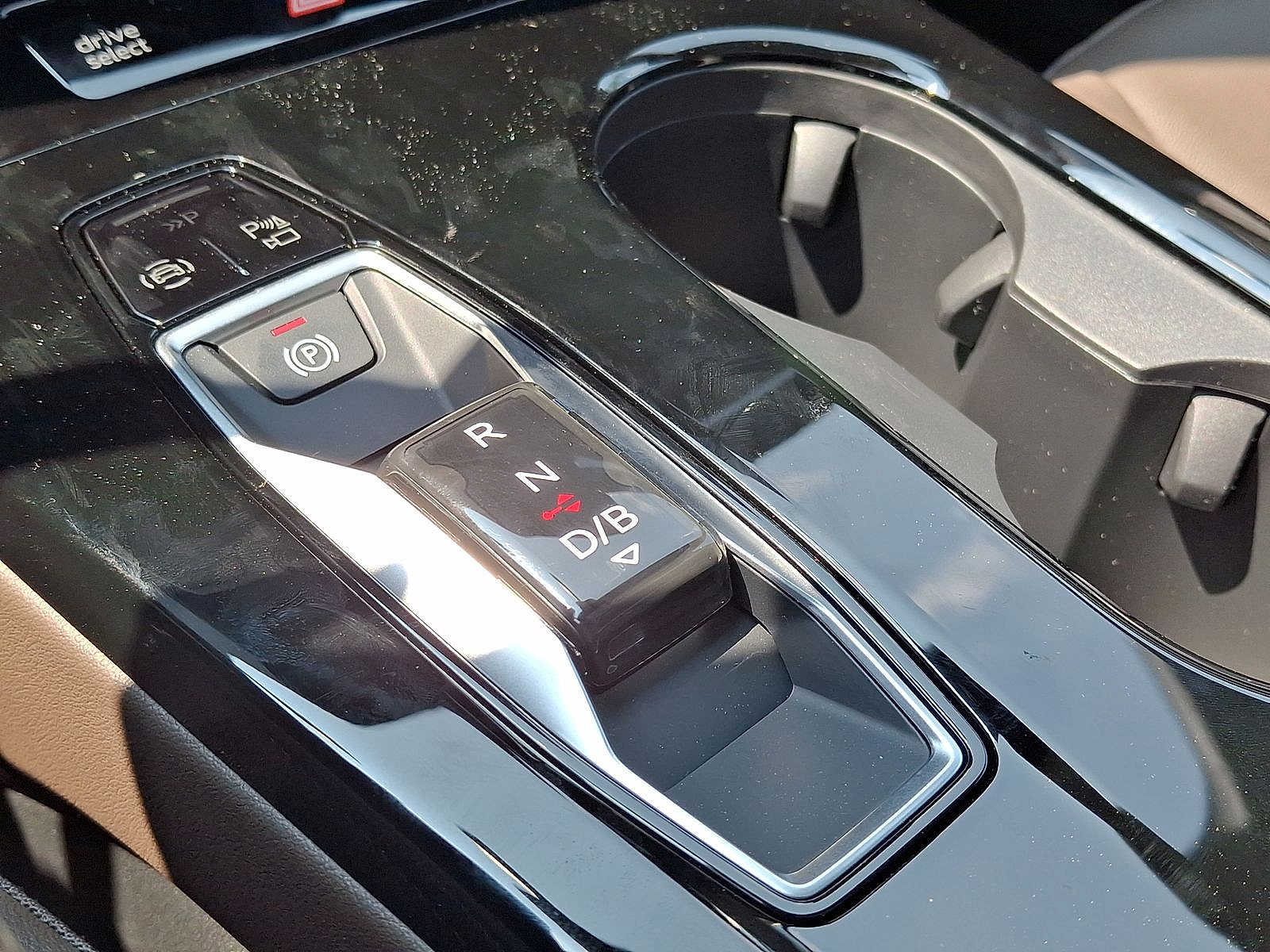 Thumbnail: 2025 Audi Q6 e-tron - 14