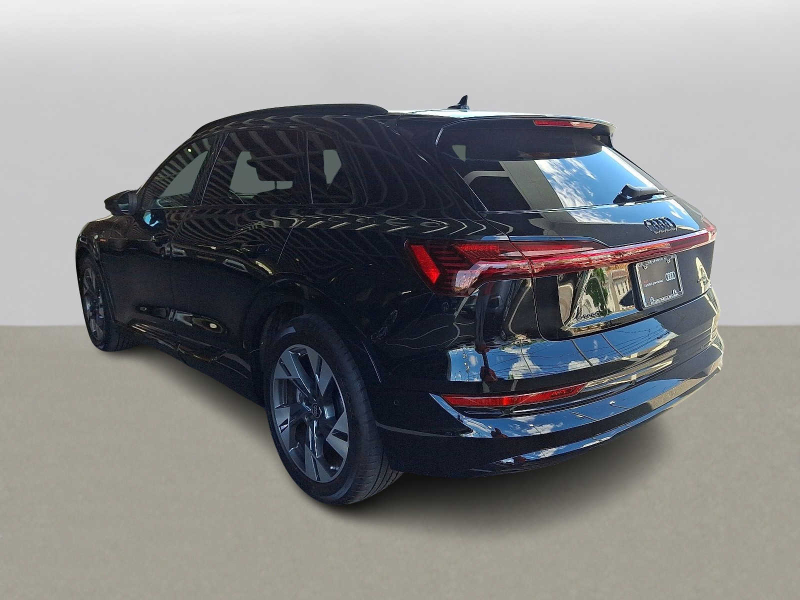 Thumbnail: 2023 Audi e-tron - 4