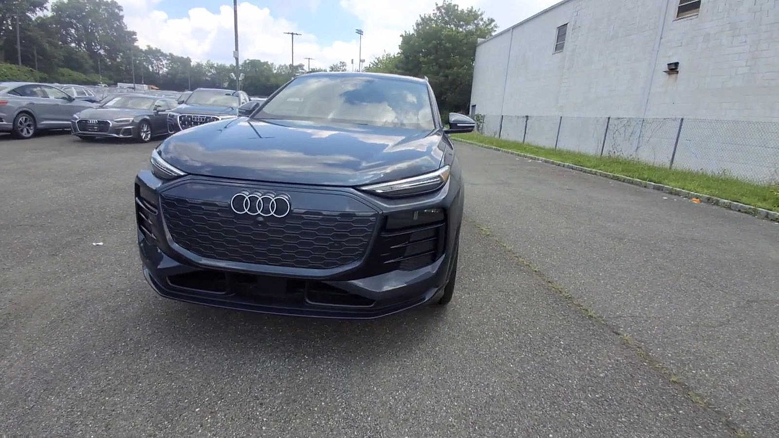 Thumbnail: 2025 Audi Q6 e-tron - 3