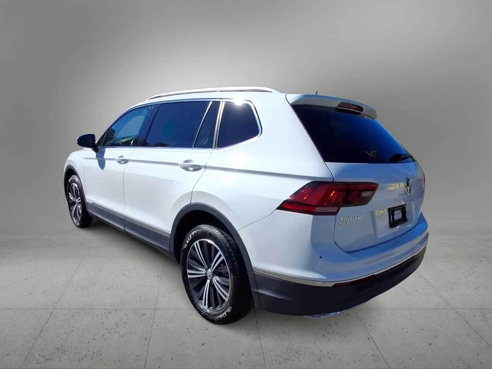 Thumbnail: 2018 Volkswagen Tiguan - 6