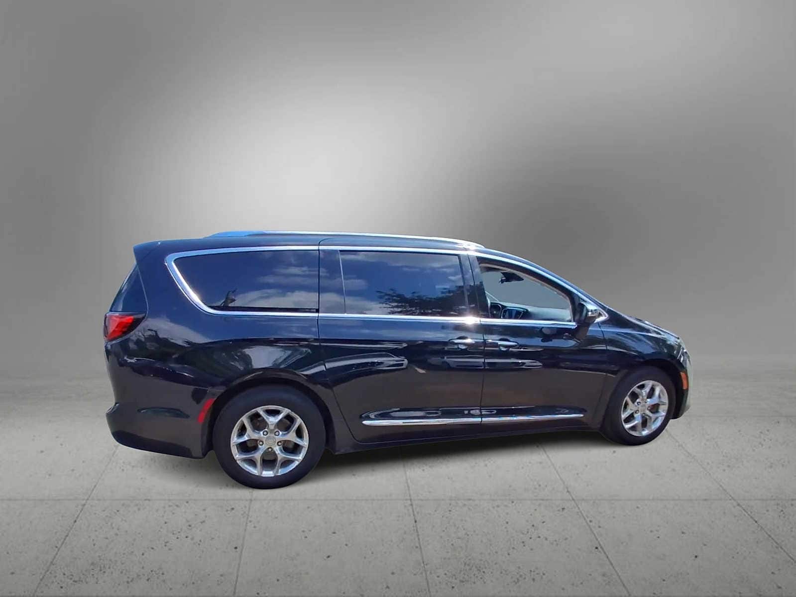 Thumbnail: 2017 Chrysler Pacifica - 9