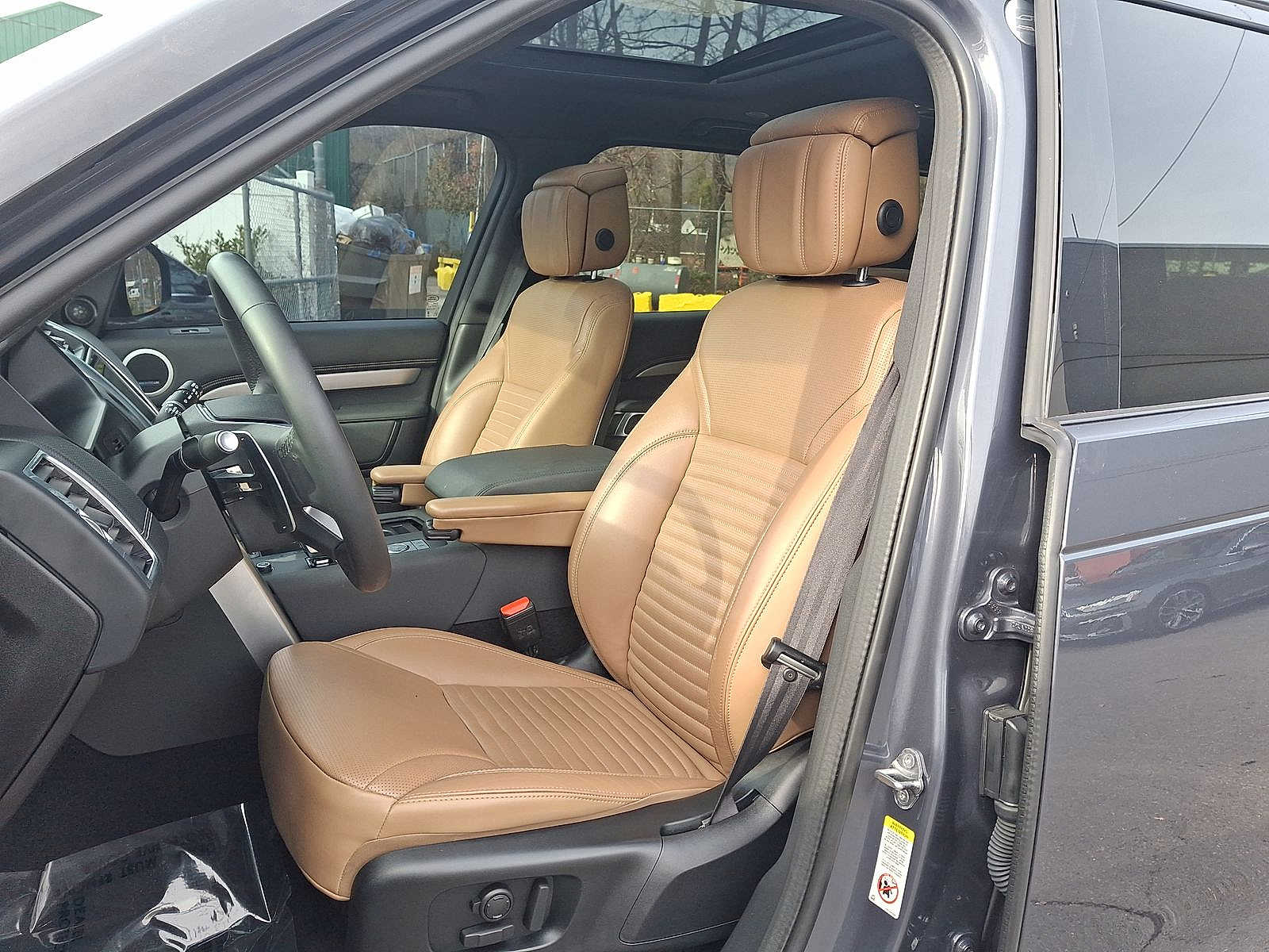 Thumbnail: 2024 Land Rover Discovery - 11