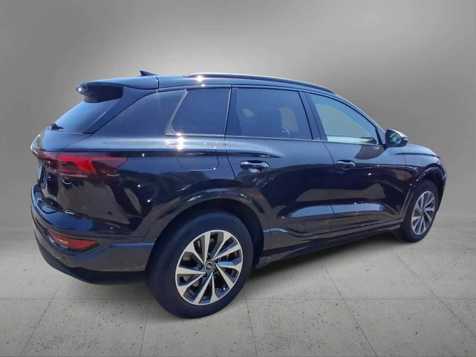 Thumbnail: 2025 Audi Q6 e-tron - 8
