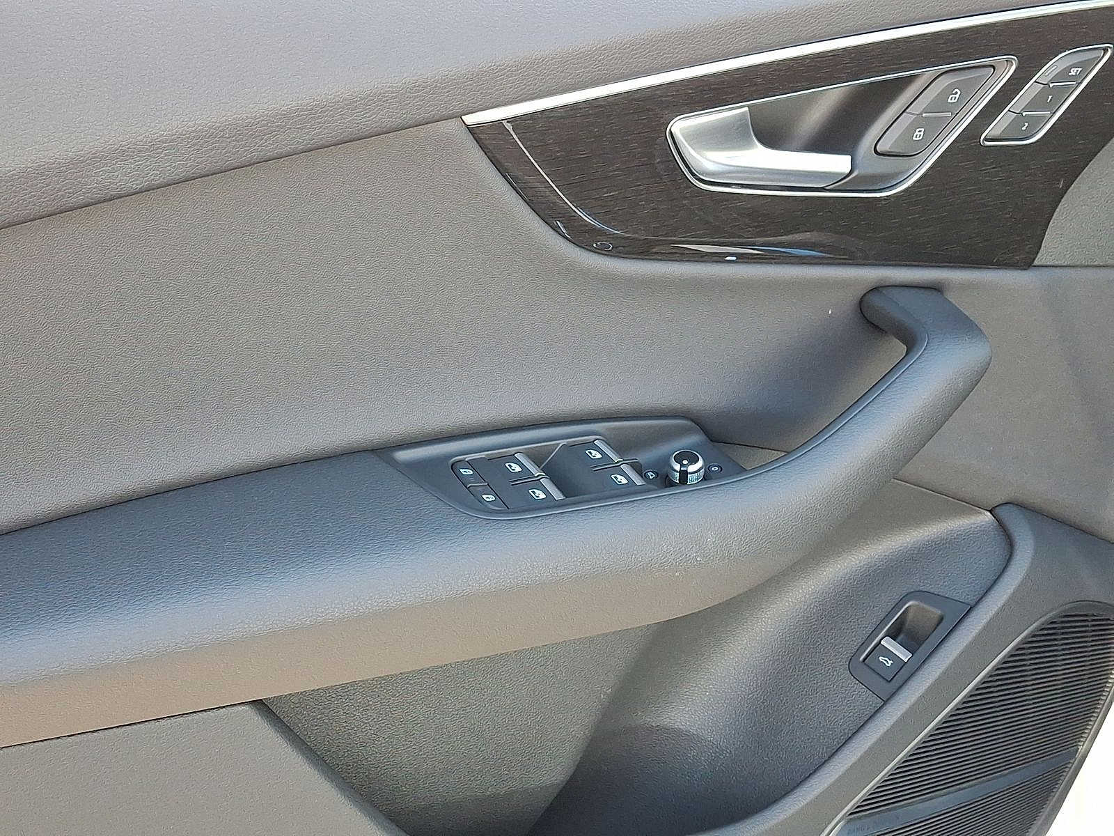 Thumbnail: 2025 Audi Q7 - 10