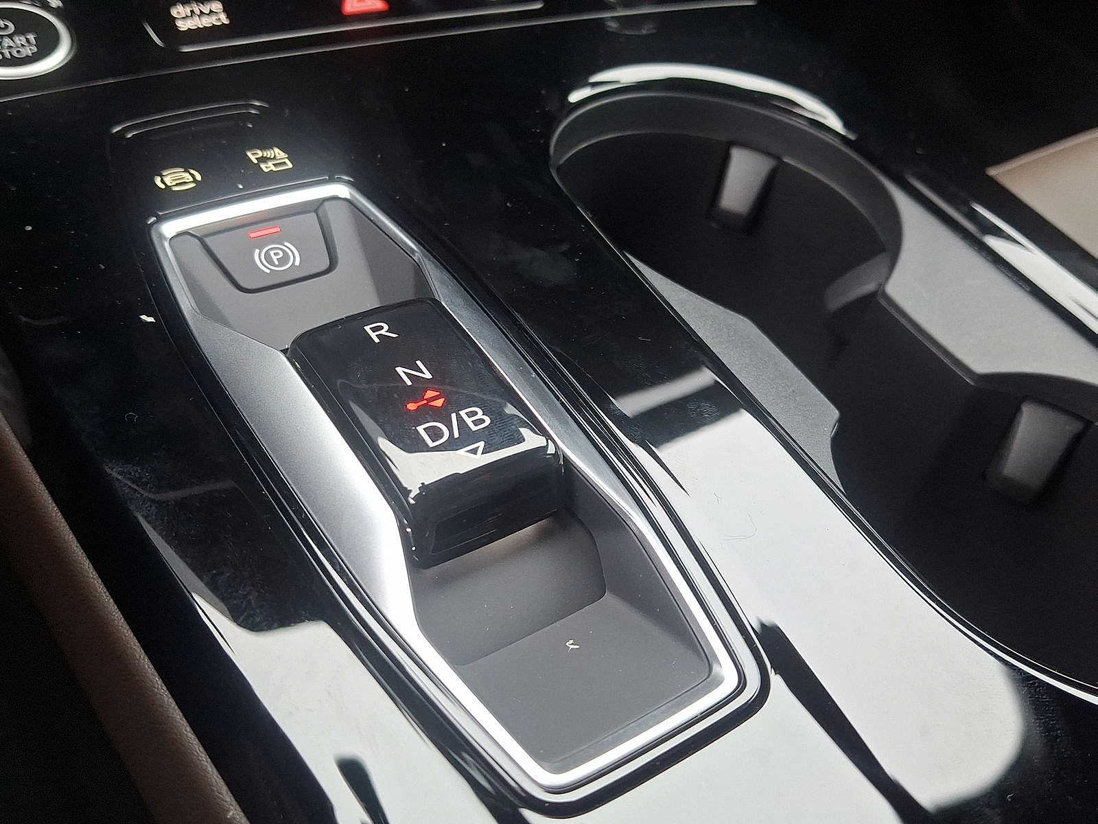 Thumbnail: 2025 Audi Q6 e-tron - 13