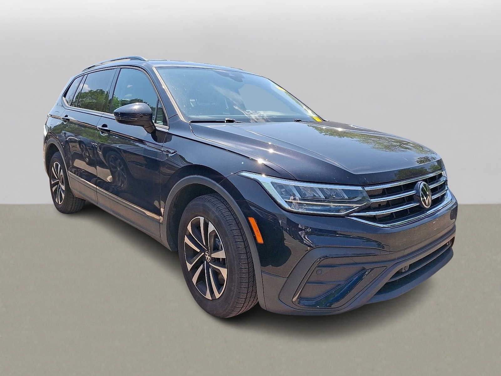Thumbnail: 2023 Volkswagen Tiguan - 2