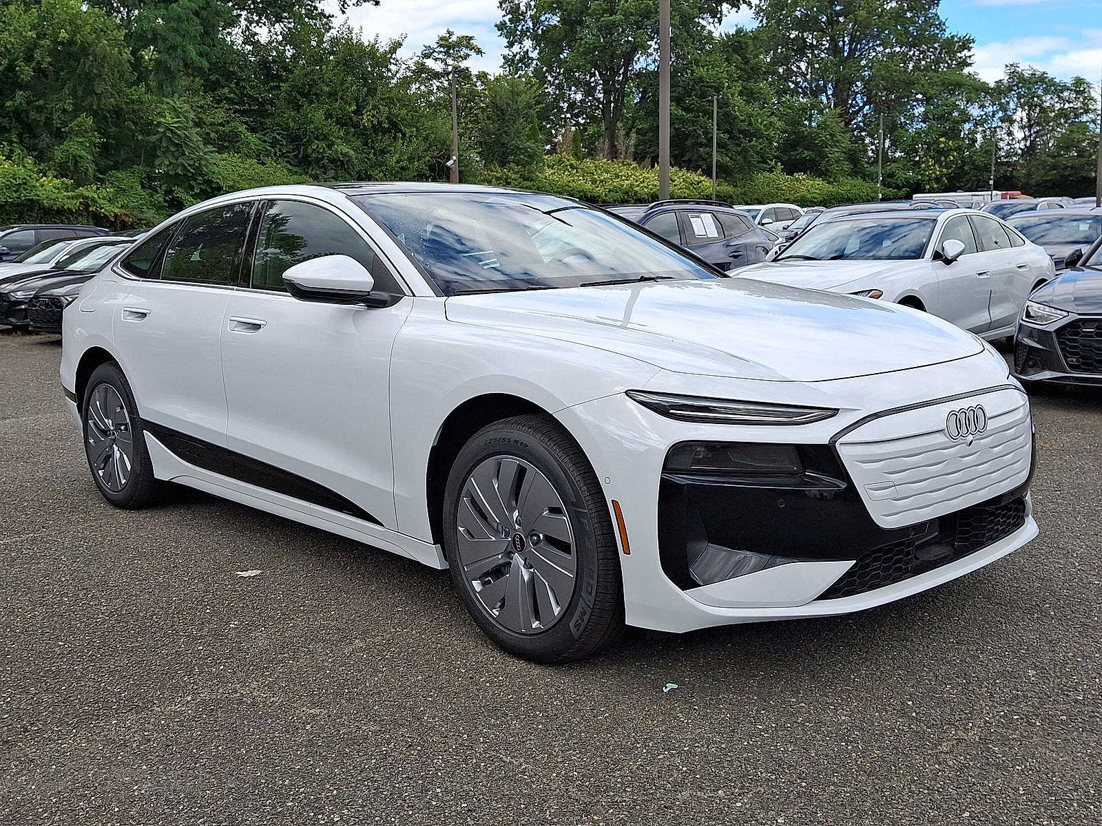 Thumbnail: 2025 Audi e-tron S - 10